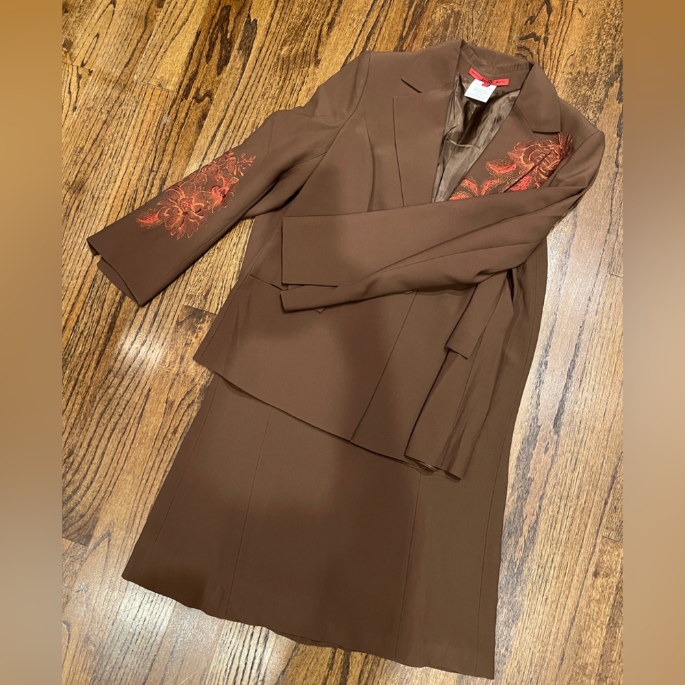Gianfranco Ferré Brown Skirt Suit with Red Embroidered Accents - Picture 5 of 8